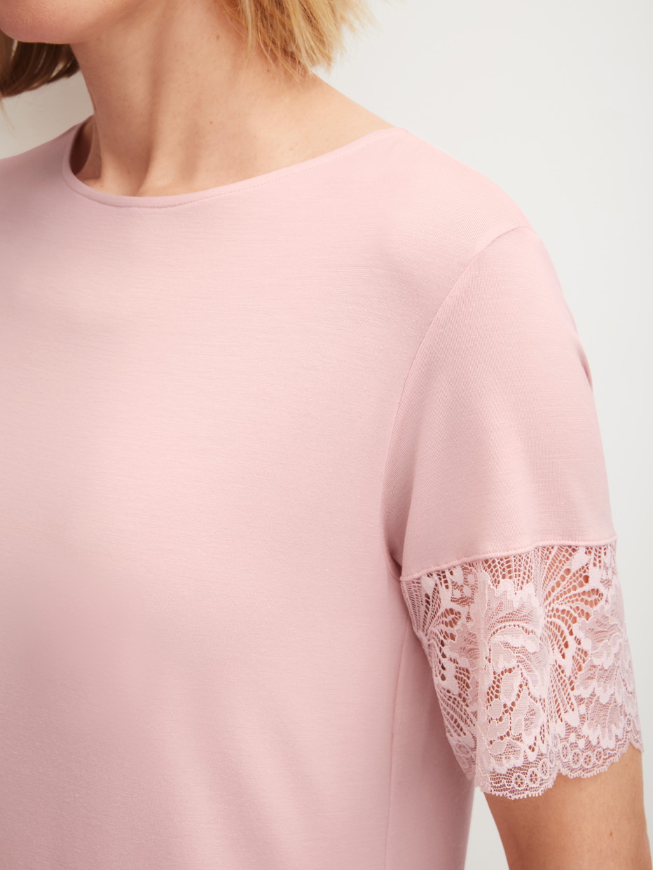 Damen-Model trägt Kurzarm-Nachthemd, Länge 95 cm aus Modal in Rosa, Spitze aus Serie Elegant Dreams von CALIDA, Detail