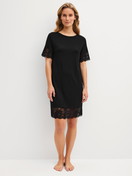 Damen-Model trägt Kurzarm-Nachthemd, Länge 95 cm aus Modal in Schwarz, Spitze aus Serie Elegant Dreams von CALIDA, Vorderansicht