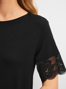 Damen-Model trägt Kurzarm-Nachthemd, Länge 95 cm aus Modal in Schwarz, Spitze aus Serie Elegant Dreams von CALIDA, Detail