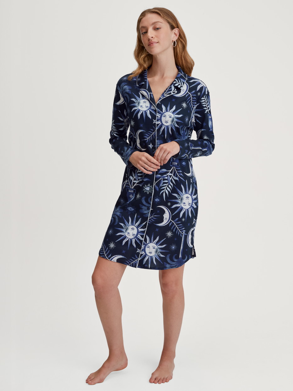 Le mannequin Femme porte le/la Chemise de nuit manches longues – Longueur 95 cm en 100% coton de couleur Bleu, À motifs, de la série Winter Dreams de CALIDA, Vue de face