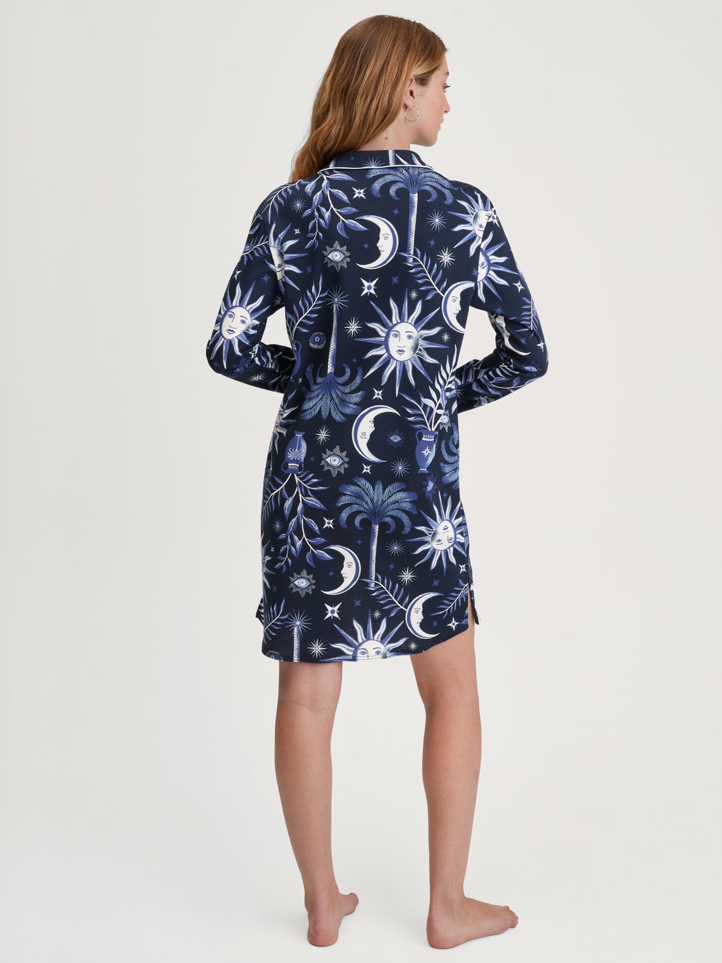 Le mannequin Femme porte le/la Chemise de nuit manches longues – Longueur 95 cm en 100% coton de couleur Bleu, À motifs, de la série Winter Dreams de CALIDA, Vue arrière