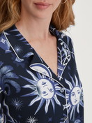 Le mannequin Femme porte le/la Chemise de nuit manches longues – Longueur 95 cm en 100% coton de couleur Bleu, À motifs, de la série Winter Dreams de CALIDA, Détail