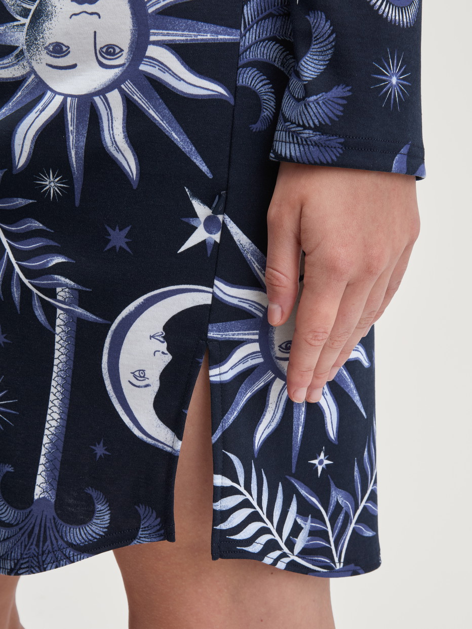 Le mannequin Femme porte le/la Chemise de nuit manches longues – Longueur 95 cm en 100% coton de couleur Bleu, À motifs, de la série Winter Dreams de CALIDA, Détail