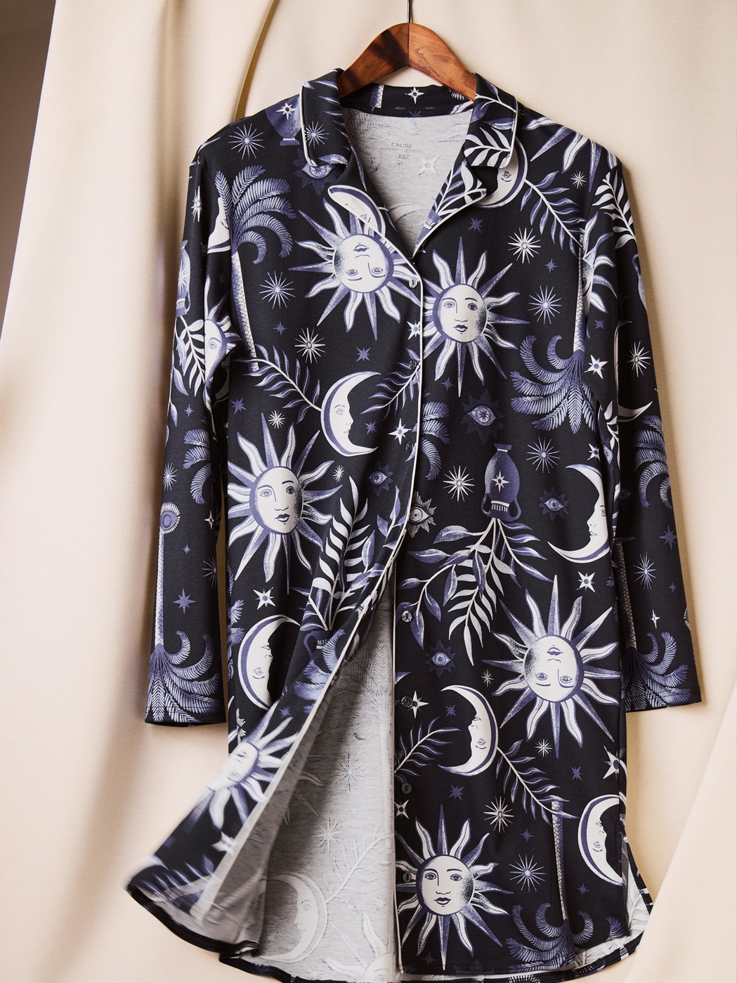 Femme - Chemise de nuit manches longues – Longueur 95 cm en 100% coton de couleur Bleu, À motifs, de la série Winter Dreams de CALIDA, Détail