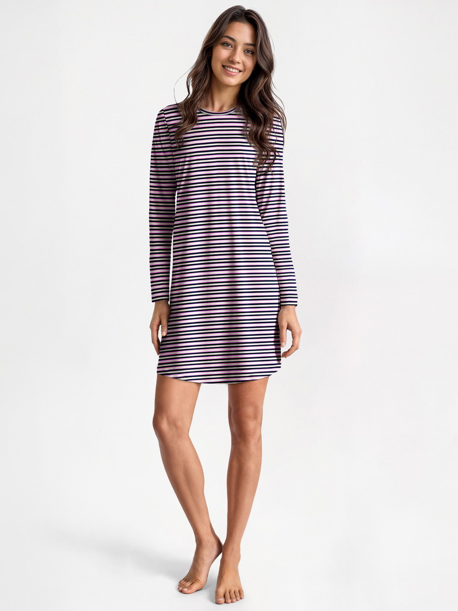 Damen-Model trägt Langarm-Nachthemd, Länge 95 cm aus 100% Baumwolle in Blau, Gestreift aus Serie Nightwear Xtra von CALIDA, Vorderansicht, KI-generiertes Bild