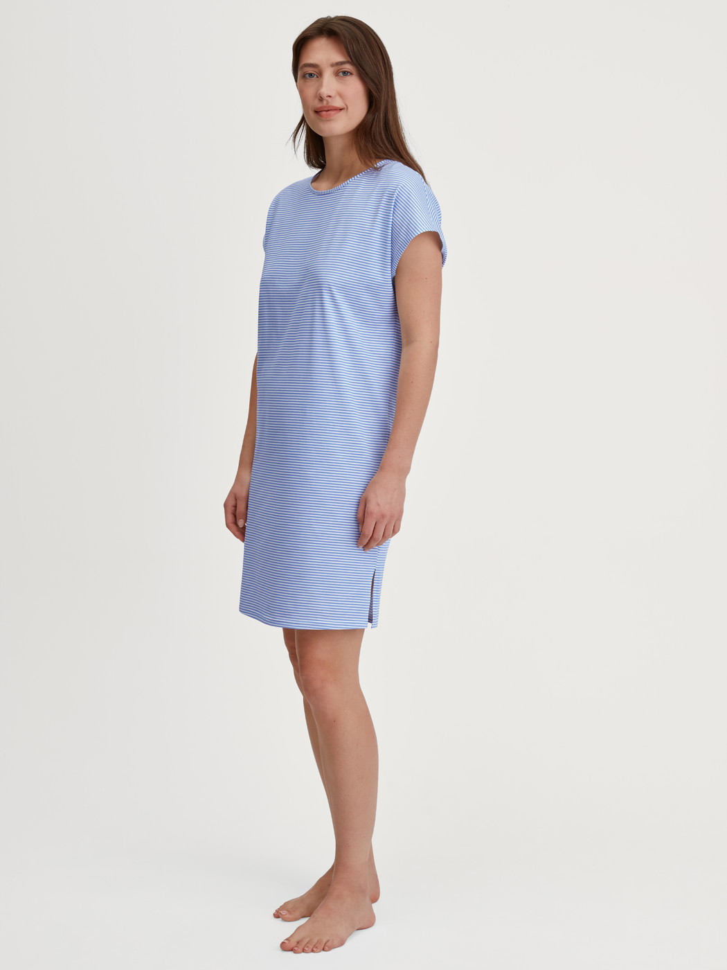 La modella / Il modello Donna indossa Camicia da notte maniche corte – Lunghezza 95 cm in 100% cotone di colore Blu, Modello, della serie Lovely Nights di CALIDA, Vista frontale