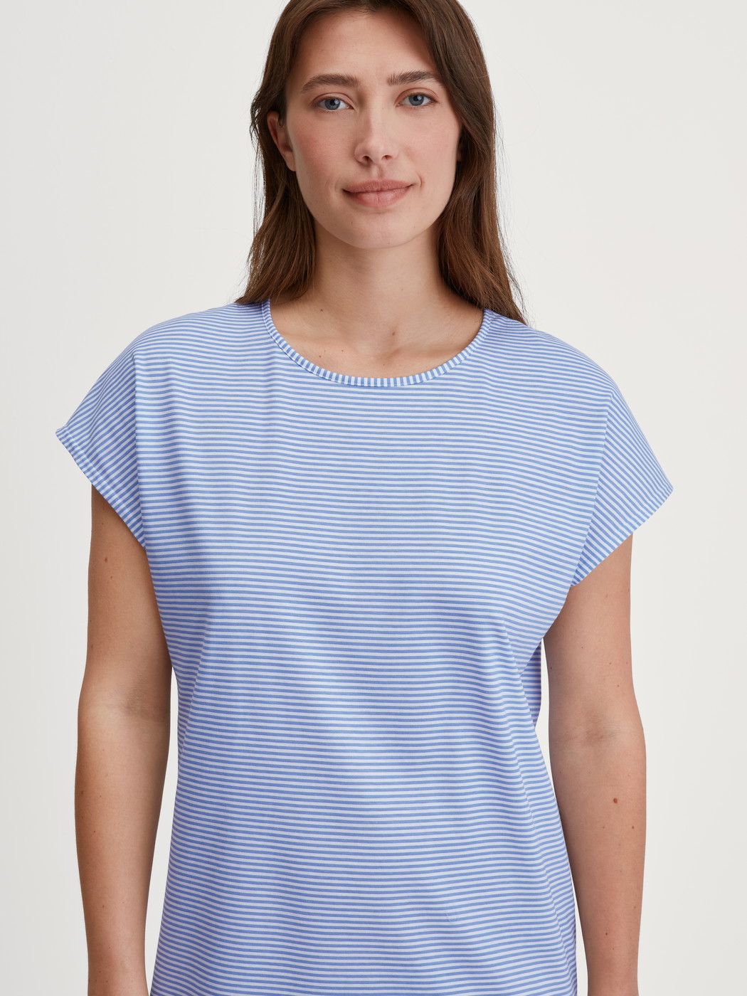 La modella / Il modello Donna indossa Camicia da notte maniche corte – Lunghezza 95 cm in 100% cotone di colore Blu, Modello, della serie Lovely Nights di CALIDA, Dettaglio