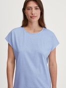 La modella / Il modello Donna indossa Camicia da notte maniche corte – Lunghezza 95 cm in 100% cotone di colore Blu, Modello, della serie Lovely Nights di CALIDA, Dettaglio