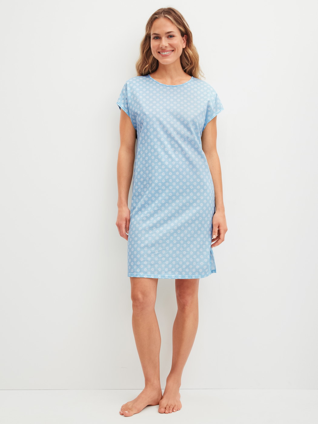 La modella / Il modello Donna indossa Camicia da notte maniche corte – Lunghezza 95 cm in 100% cotone di colore Blu, Modello, della serie Lovely Nights di CALIDA, Vista frontale