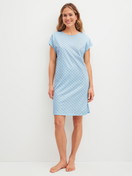 La modella / Il modello Donna indossa Camicia da notte maniche corte – Lunghezza 95 cm in 100% cotone di colore Blu, Modello, della serie Lovely Nights di CALIDA, Vista frontale