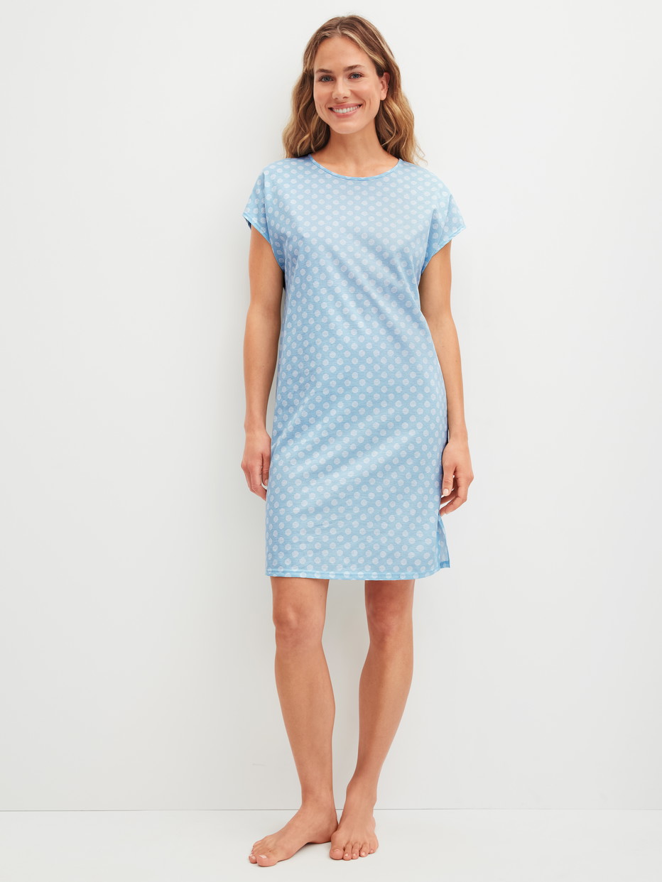 Damen-Model trägt Kurzarm-Nachthemd, Länge 95cm aus 100% Baumwolle in Blau, Gemustert aus Serie Lovely Nights von CALIDA, Vorderansicht