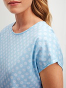 La modella / Il modello Donna indossa Camicia da notte maniche corte – Lunghezza 95 cm in 100% cotone di colore Blu, Modello, della serie Lovely Nights di CALIDA, Dettaglio