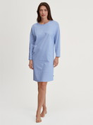 Le mannequin Femme porte le/la Chemise de nuit manches longues – Longueur 100 cm en 100% coton de couleur Bleu, À motifs, de la série Lovely Nights de CALIDA, Vue de face