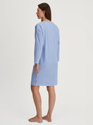 Le mannequin Femme porte le/la Chemise de nuit manches longues – Longueur 100 cm en 100% coton de couleur Bleu, À motifs, de la série Lovely Nights de CALIDA, Vue arrière