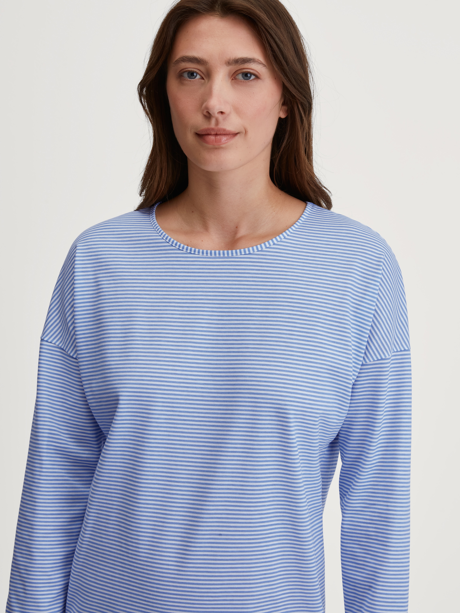 La modella / Il modello Donna indossa Camicia da notte a maniche lunghe – Lunghezza 100 cm in 100% cotone di colore Blu, Modello, della serie Lovely Nights di CALIDA, Dettaglio