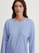 Le mannequin Femme porte le/la Chemise de nuit manches longues – Longueur 100 cm en 100% coton de couleur Bleu, À motifs, de la série Lovely Nights de CALIDA, Détail