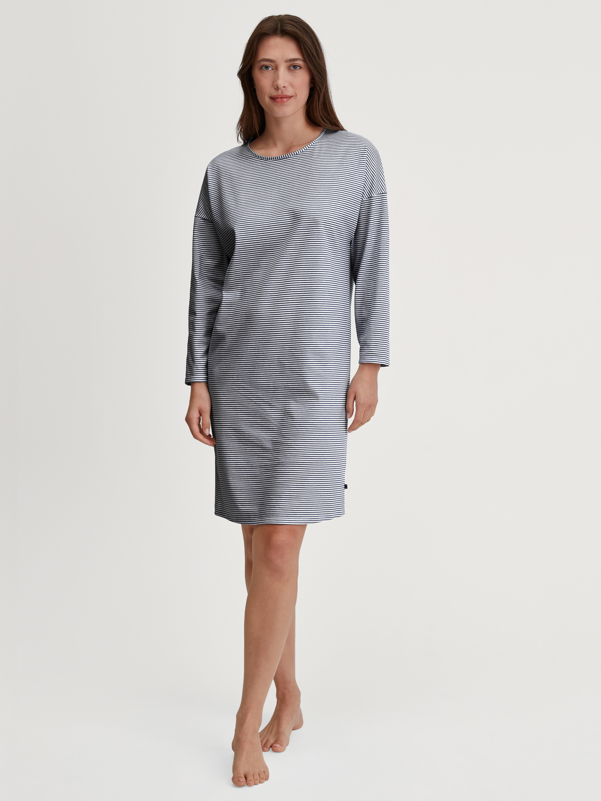 La modella / Il modello Donna indossa Camicia da notte a maniche lunghe – Lunghezza 100 cm in 100% cotone di colore Blu, Modello, della serie Cotton Special di CALIDA, Vista frontale