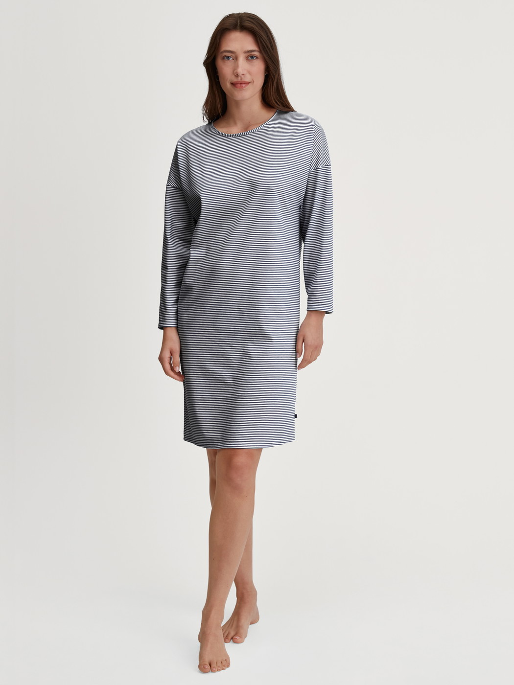 La modella / Il modello Donna indossa Camicia da notte a maniche lunghe – Lunghezza 100 cm in 100% cotone di colore Blu, Modello, della serie Cotton Special di CALIDA, Vista frontale