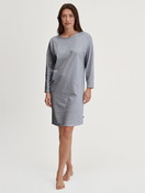 La modella / Il modello Donna indossa Camicia da notte a maniche lunghe – Lunghezza 100 cm in 100% cotone di colore Blu, Modello, della serie Cotton Special di CALIDA, Vista frontale