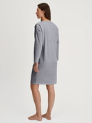 La modella / Il modello Donna indossa Camicia da notte a maniche lunghe – Lunghezza 100 cm in 100% cotone di colore Blu, Modello, della serie Cotton Special di CALIDA, Vista posteriore