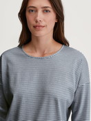 La modella / Il modello Donna indossa Camicia da notte a maniche lunghe – Lunghezza 100 cm in 100% cotone di colore Blu, Modello, della serie Cotton Special di CALIDA, Dettaglio