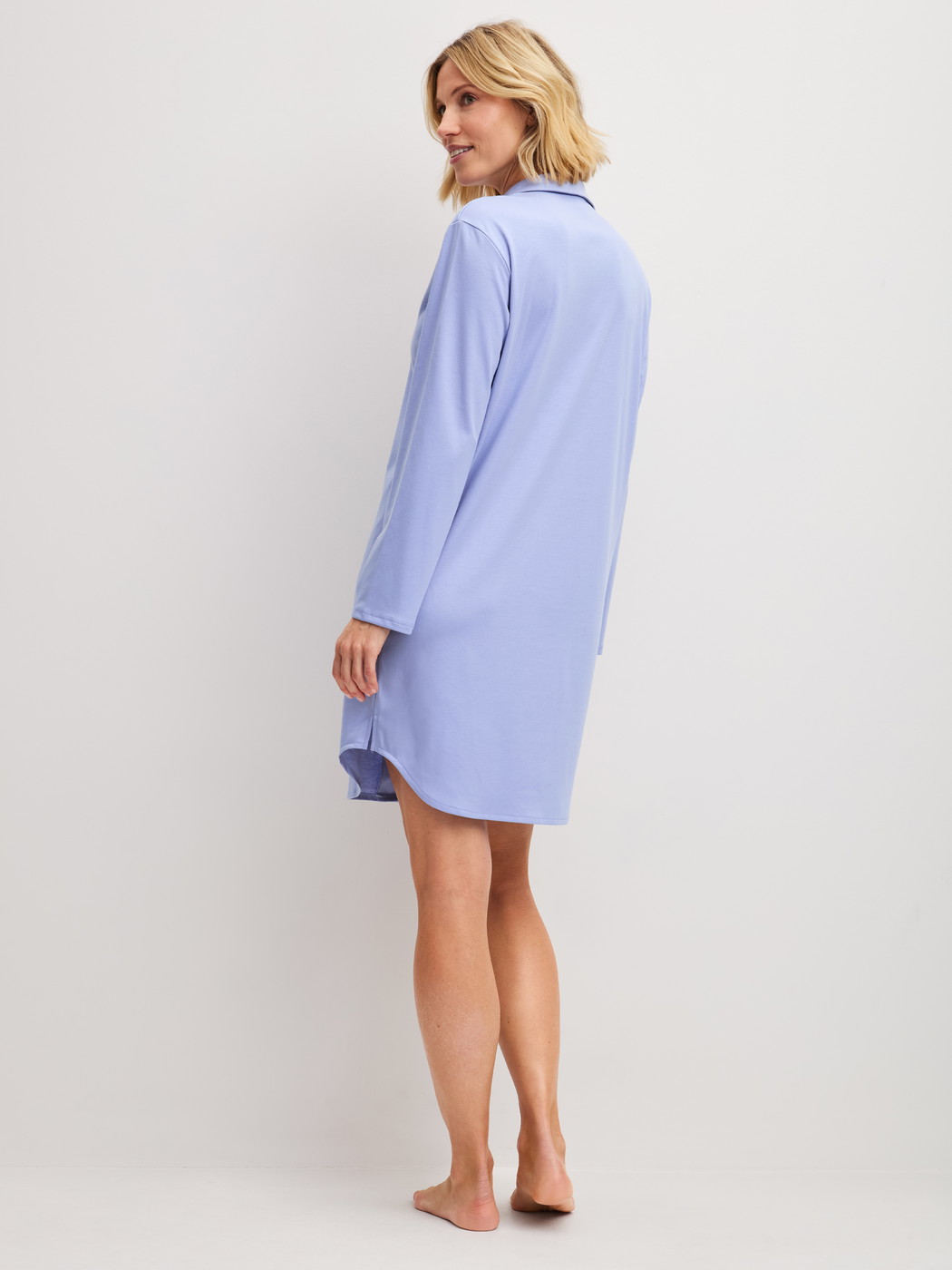 Le mannequin Femme porte le/la Chemise de nuit à manches longues, longueur 95 cm en 100% coton de couleur Bleu, Unicolore, de la série EDITION 85 de CALIDA, Vue arrière