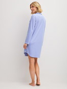 Le mannequin Femme porte le/la Chemise de nuit à manches longues, longueur 95 cm en 100% coton de couleur Bleu, Unicolore, de la série EDITION 85 de CALIDA, Vue arrière