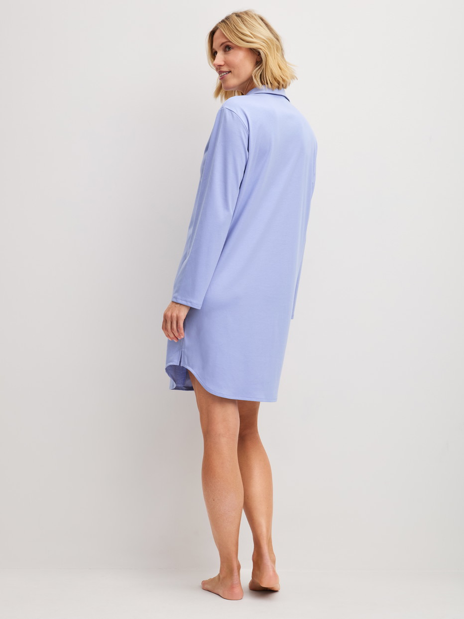 Women model is wearing Nightshirt, length 95 cm made of 100% Cotton in Blue, Unicoloured from the EDITION 85 series by CALIDA, Back view