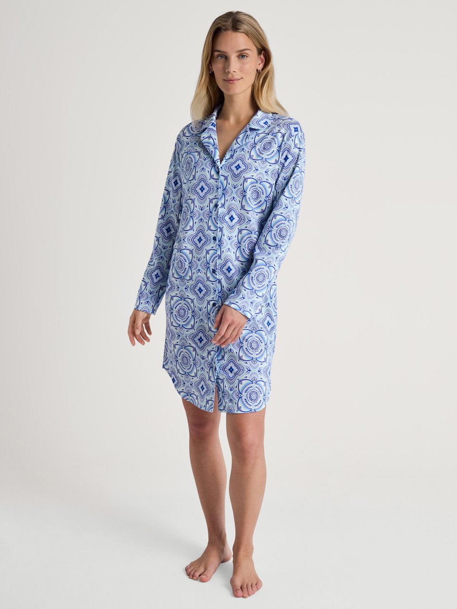 Women model is wearing Nightshirt, length 95 cm made of 100% Cotton in Blue, Floral from the Orient Dreams series by CALIDA, Front view