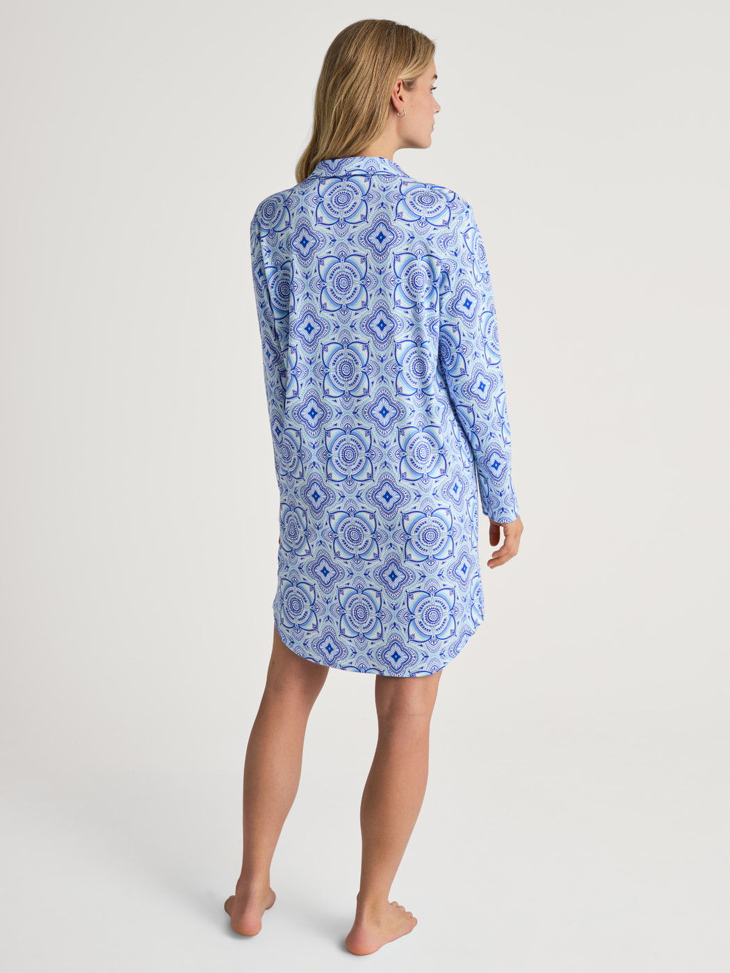 Women model is wearing Nightshirt, length 95 cm made of 100% Cotton in Blue, Floral from the Orient Dreams series by CALIDA, Back view