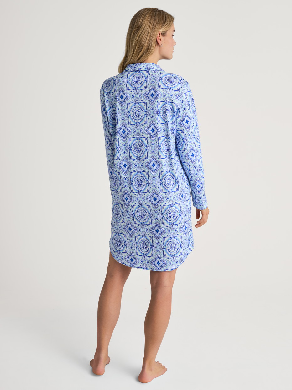 Women model is wearing Nightshirt, length 95 cm made of 100% Cotton in Blue, Floral from the Orient Dreams series by CALIDA, Back view