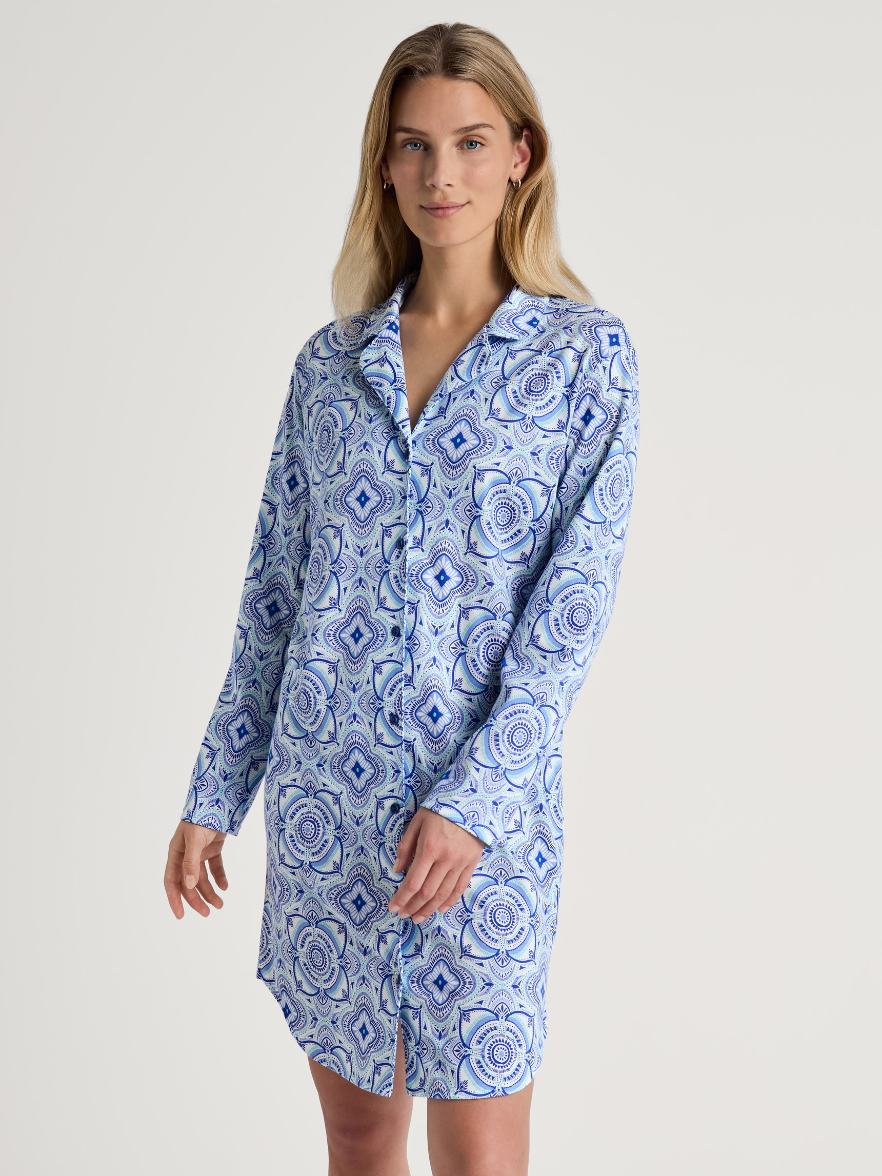 Damen-Model trägt Langarm-Nachthemd, Länge 95 cm aus 100% Baumwolle in Blau, Floral aus Serie Orient Dreams von CALIDA, Outfit