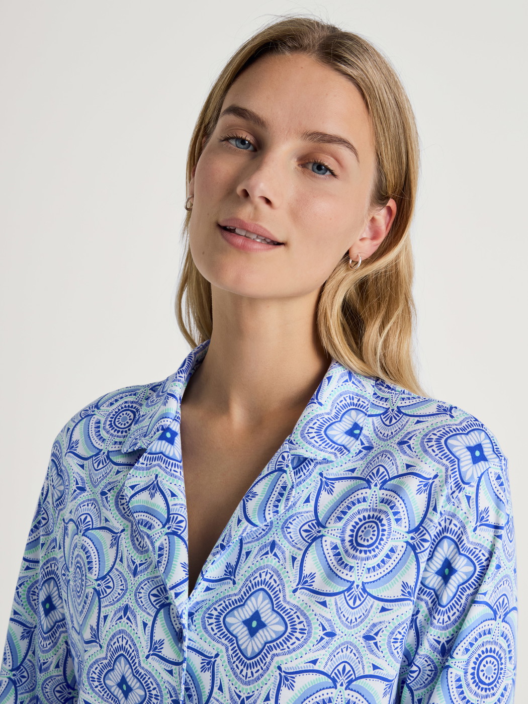 Women model is wearing Nightshirt, length 95 cm made of 100% Cotton in Blue, Floral from the Orient Dreams series by CALIDA, Additional Image
