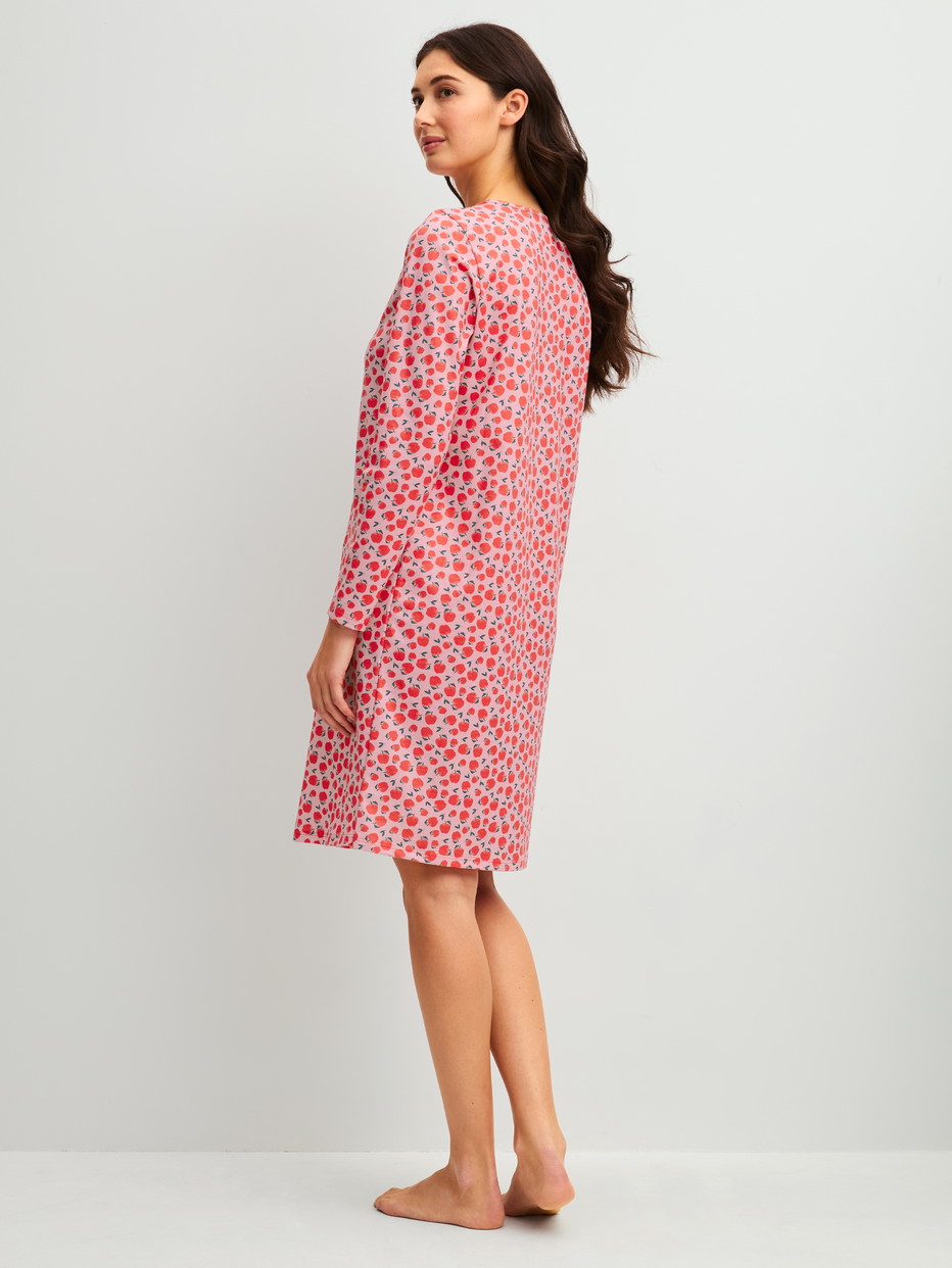 Damen-Model trägt Langarm-Nachthemd, Länge 100 cm aus 100% Baumwolle in Rot, Gemustert aus Serie Fruity Dreams von CALIDA, Rückansicht