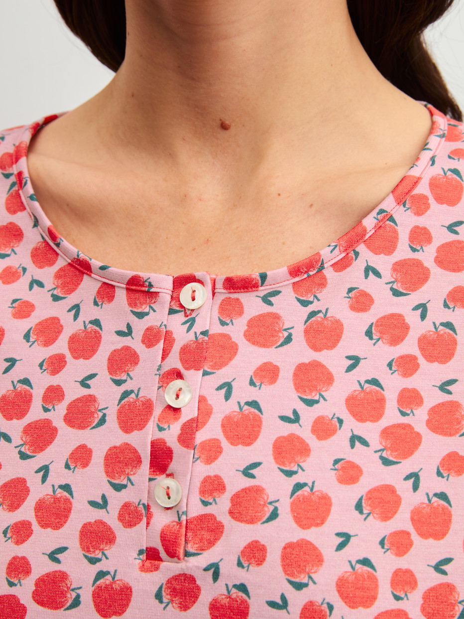 Damen-Model trägt Langarm-Nachthemd, Länge 100 cm aus 100% Baumwolle in Rot, Gemustert aus Serie Fruity Dreams von CALIDA, Detail