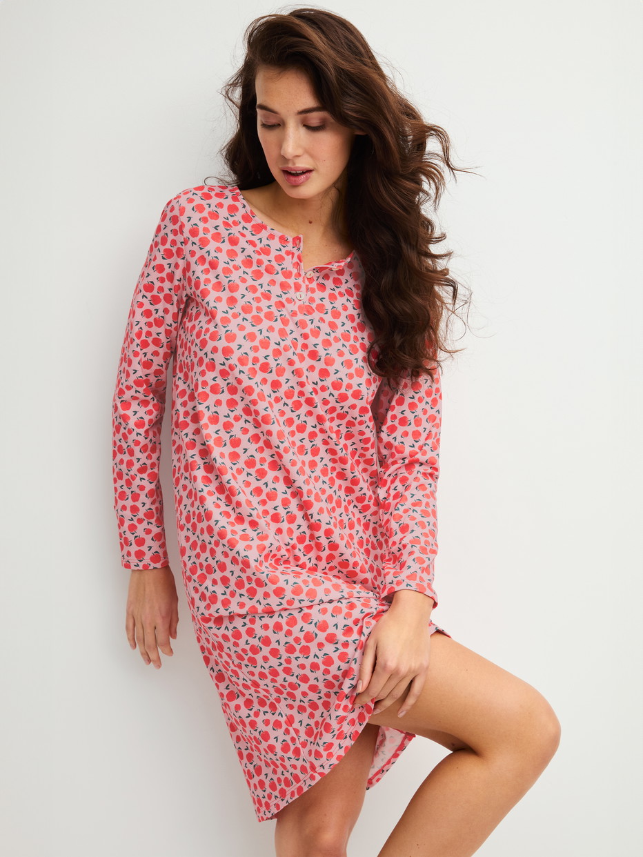 Damen-Model trägt Langarm-Nachthemd, Länge 100 cm aus 100% Baumwolle in Rot, Gemustert aus Serie Fruity Dreams von CALIDA, Vorderansicht