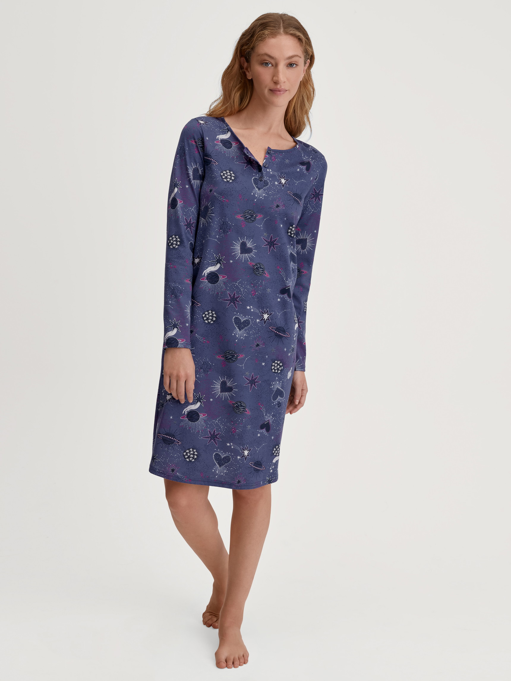 La modella / Il modello Donna indossa Camicia da notte a maniche lunghe – Lunghezza 100 cm in 100% cotone di colore Blu, Modello, della serie Mystic Nights di CALIDA, Vista frontale