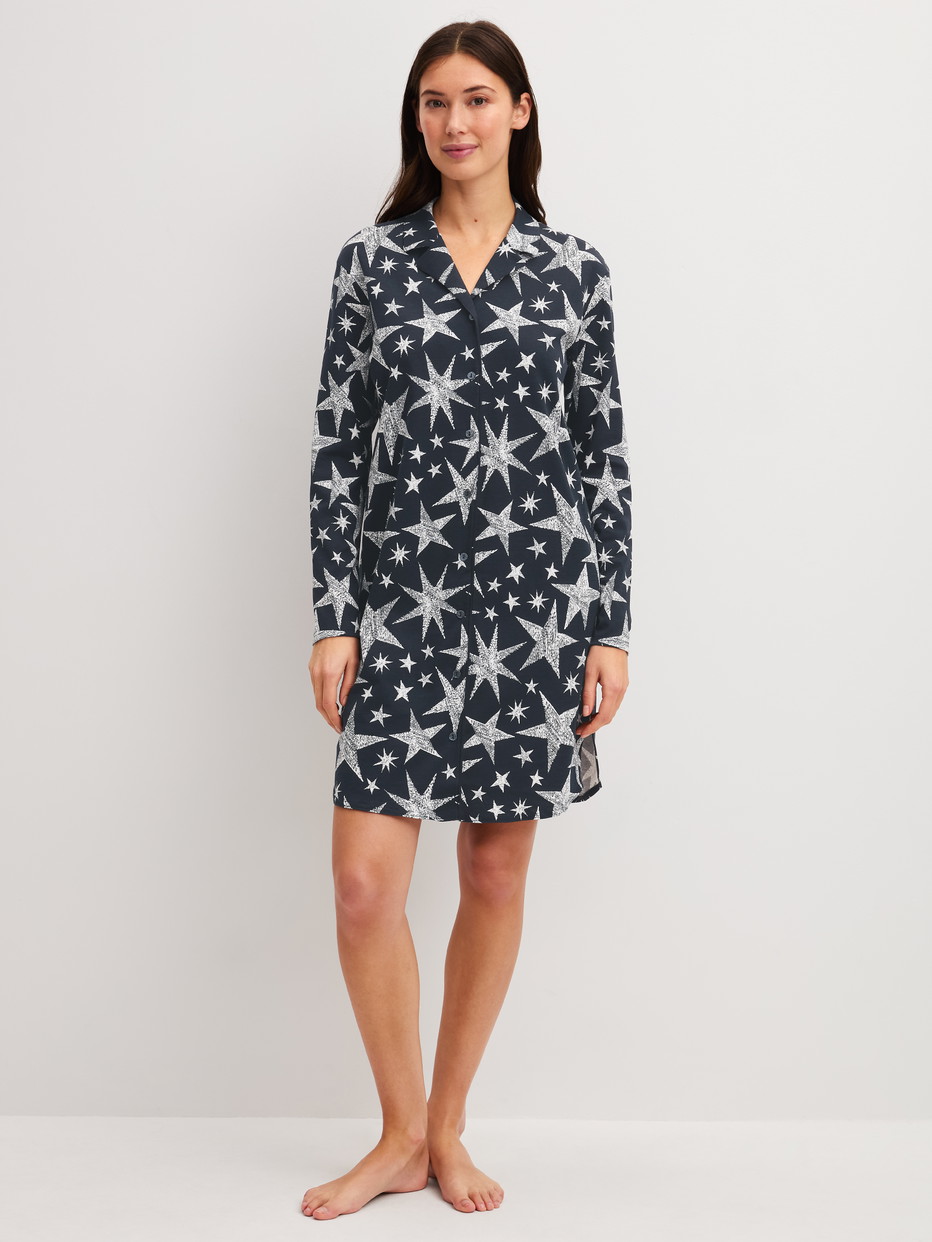 Le mannequin Femme porte le/la Chemise de nuit manches longues boutonnée, longueur 95 cm en 100% coton de couleur Bleu, Motif, de la série Winter Dreams de CALIDA, Vue de face