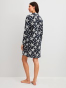 Le mannequin Femme porte le/la Chemise de nuit manches longues boutonnée, longueur 95 cm en 100% coton de couleur Bleu, Motif, de la série Winter Dreams de CALIDA, Vue arrière