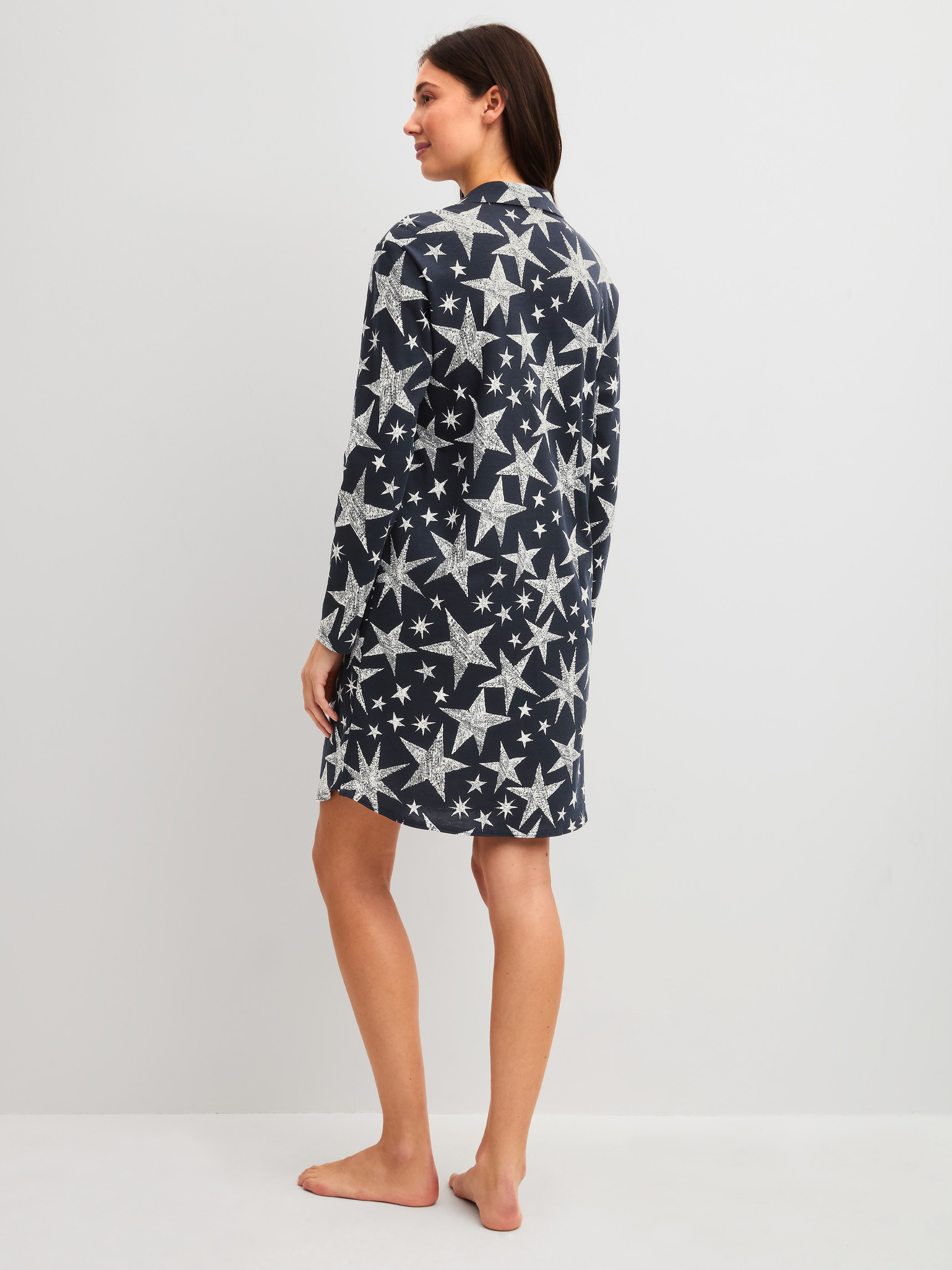 Le mannequin Femme porte le/la Chemise de nuit manches longues boutonnée, longueur 95 cm en 100% coton de couleur Bleu, Motif, de la série Winter Dreams de CALIDA, Vue arrière