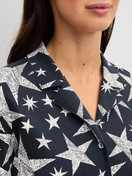 Le mannequin Femme porte le/la Chemise de nuit manches longues boutonnée, longueur 95 cm en 100% coton de couleur Bleu, Motif, de la série Winter Dreams de CALIDA, Détail