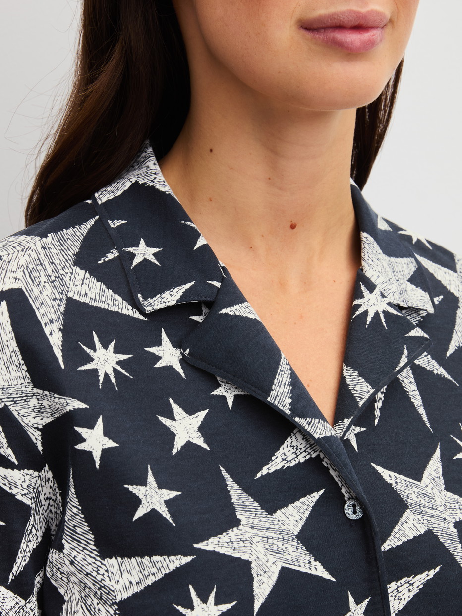 Le mannequin Femme porte le/la Chemise de nuit manches longues boutonnée, longueur 95 cm en 100% coton de couleur Bleu, Motif, de la série Winter Dreams de CALIDA, Détail