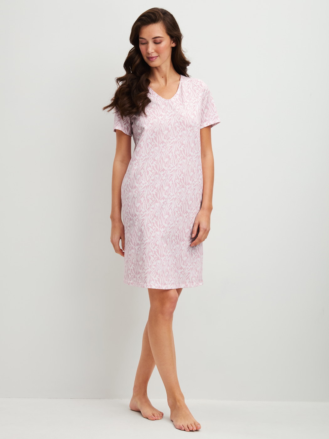 Women model is wearing Sleepshirt, length 95cm made of 100% Cotton in Purple, Patterned from the Blooming Nights series by CALIDA, Front view