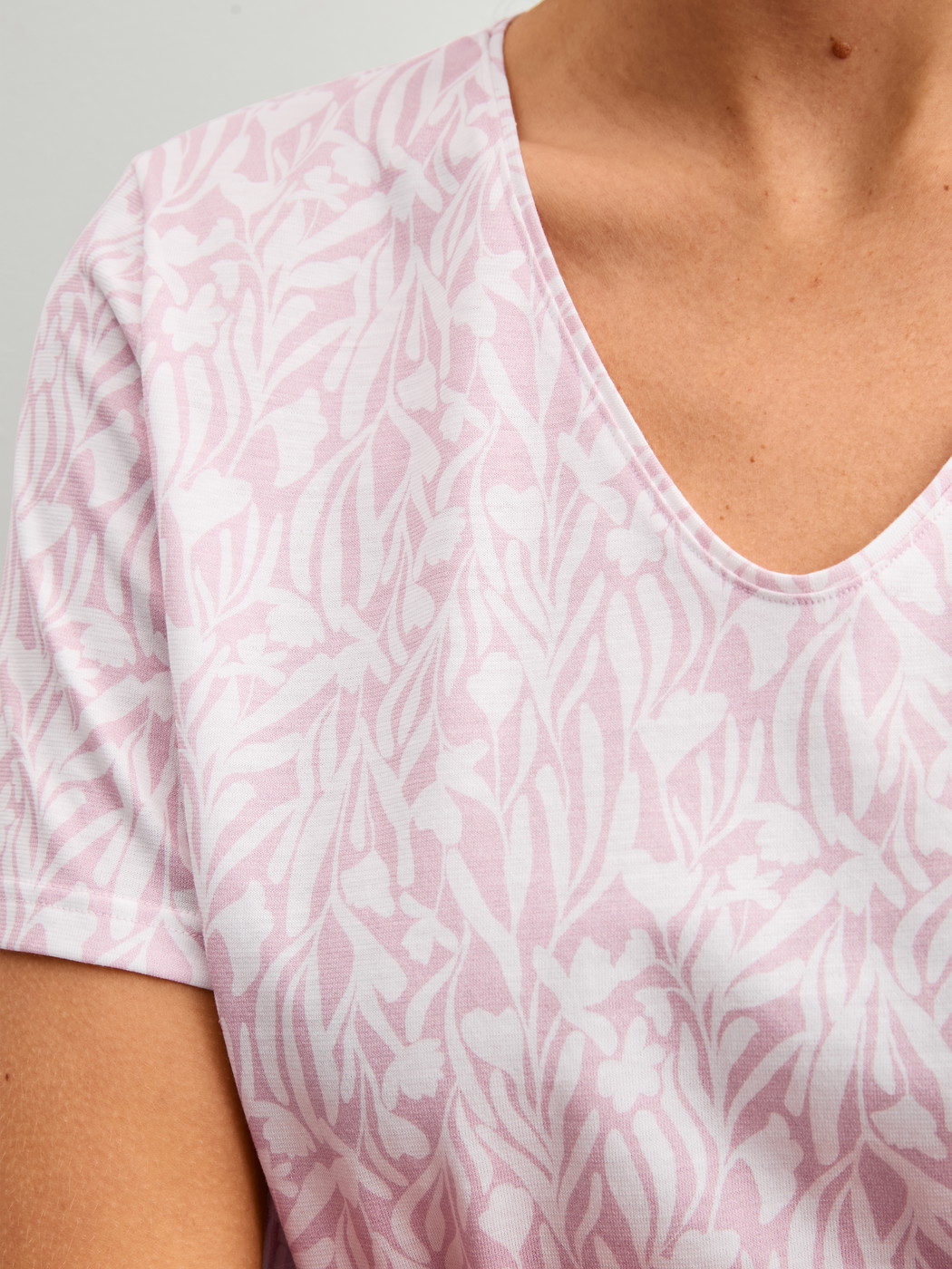 Women model is wearing Sleepshirt, length 95cm made of 100% Cotton in Purple, Patterned from the Blooming Nights series by CALIDA, Detail