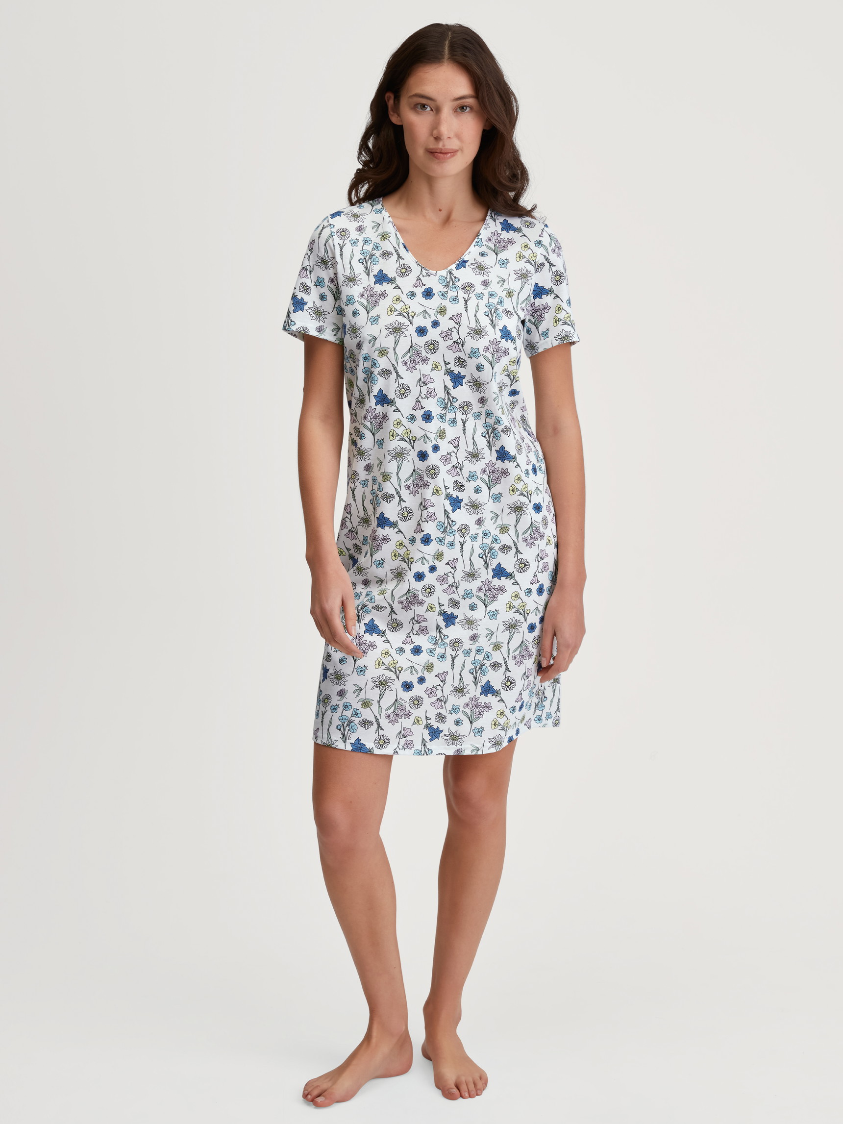 Damen-Model trägt Kurzarm-Nachthemd, Länge 95 cm aus 100% Baumwolle in Blau, Floral aus Serie Flower Nights von CALIDA, Vorderansicht