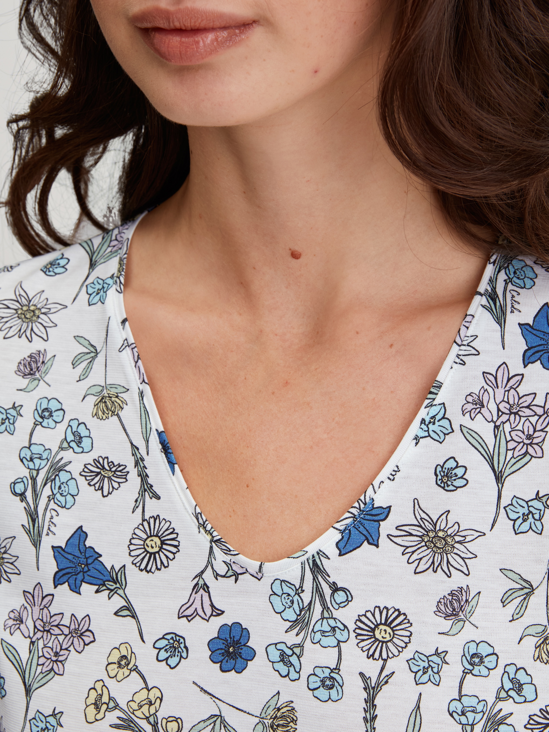 Women model is wearing Sleepshirt, length 95cm made of 100% Cotton in Blue, Floral from the Flower Nights series by CALIDA, Detail