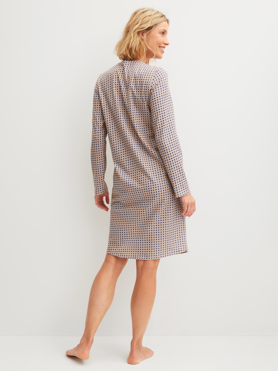 Damen-Model trägt Langarm-Nachthemd, Länge 100 cm aus 100% Baumwolle in Blau, Gemustert aus Serie Graphic Nights von CALIDA, Rückansicht