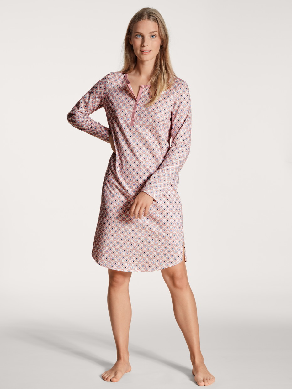 Damen-Model trägt Nightdress, Länge 100cm aus 100% Baumwolle in Rosa, Motiv aus Serie Lovely Nights von CALIDA, Vorderansicht