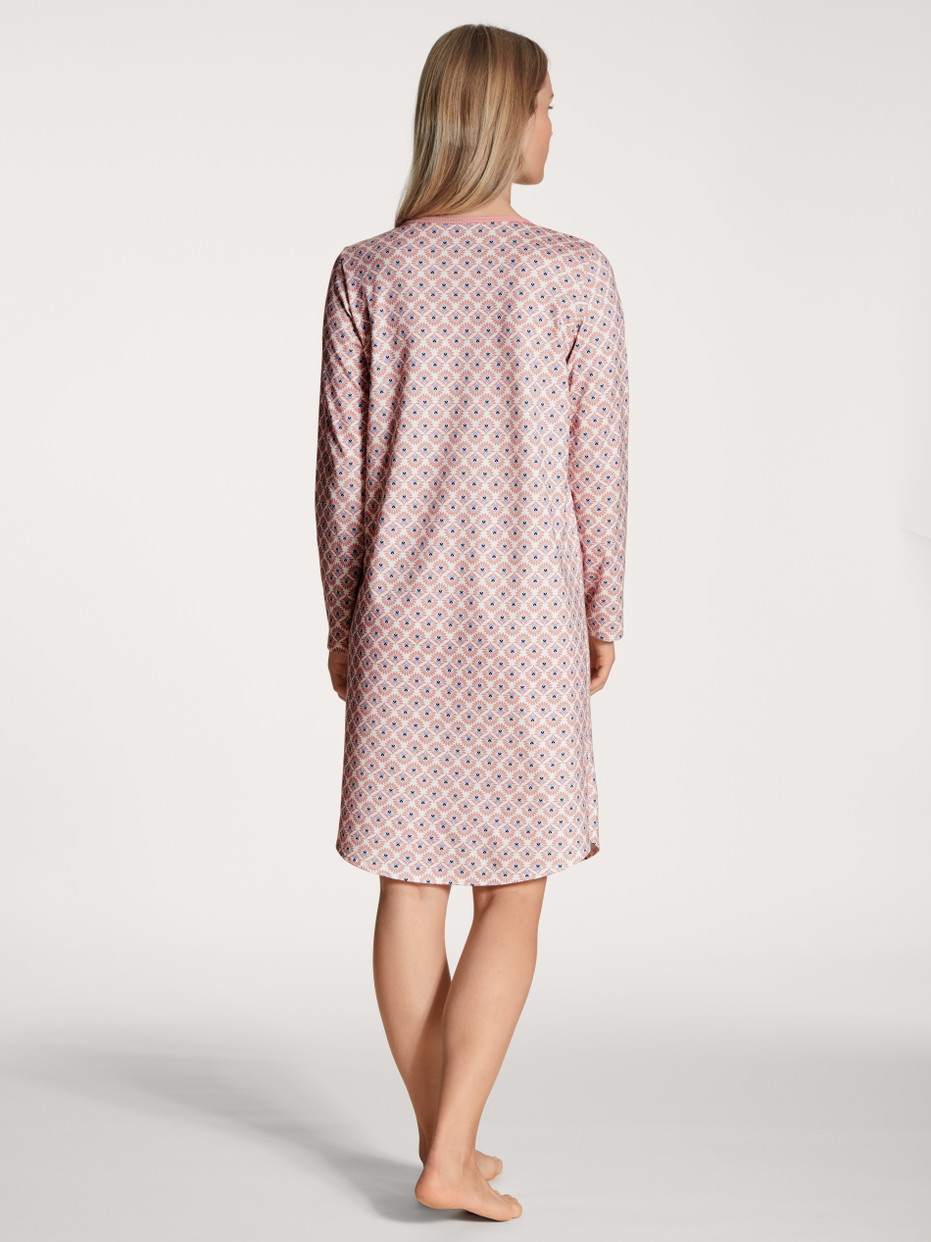 Damen-Model trägt Nightdress, Länge 100cm aus 100% Baumwolle in Rosa, Motiv aus Serie Lovely Nights von CALIDA, Rückansicht