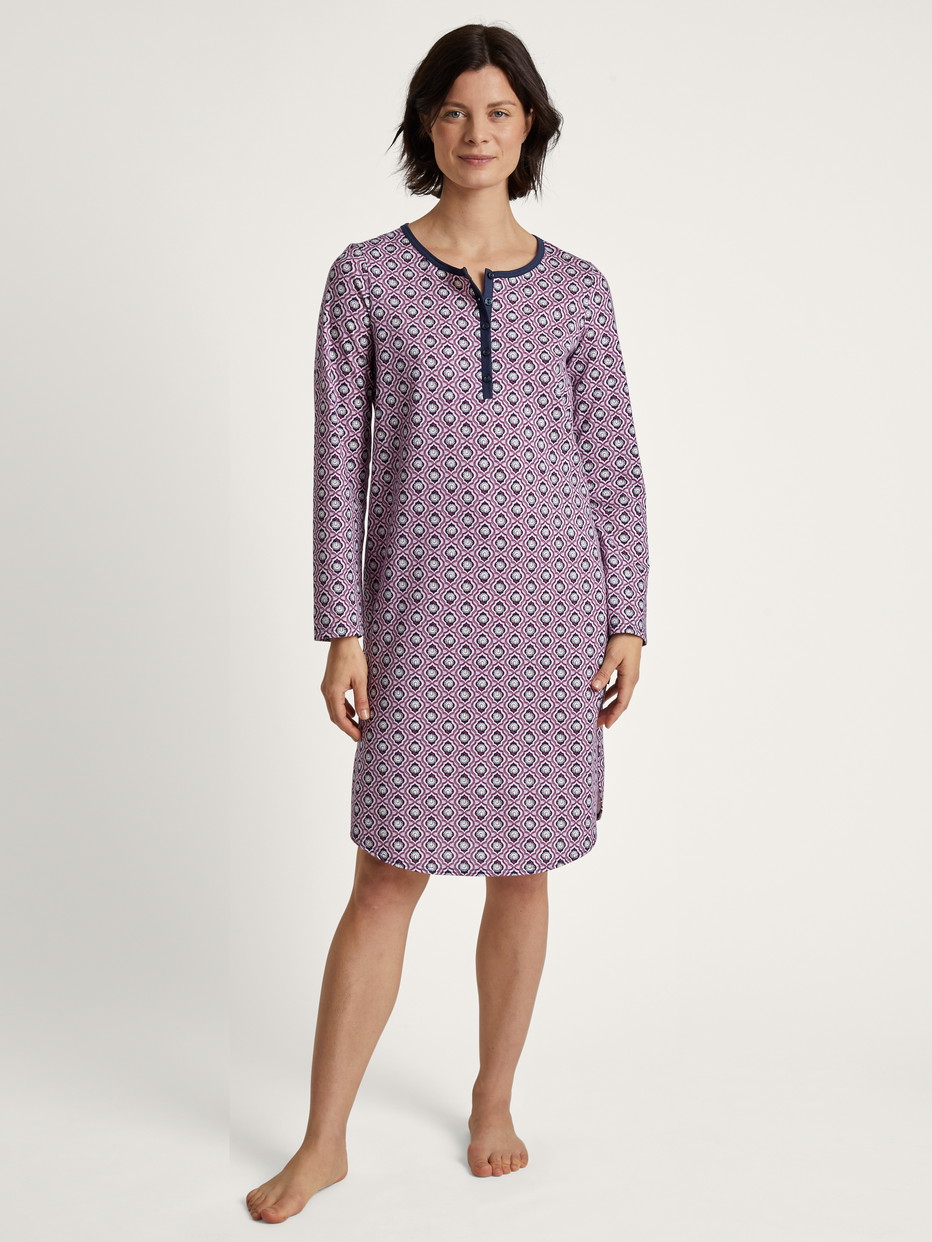 Damen-Model trägt Nightdress, Länge 100cm aus 100% Baumwolle in Violett, Floral aus Serie Lovely Nights von CALIDA, Vorderansicht